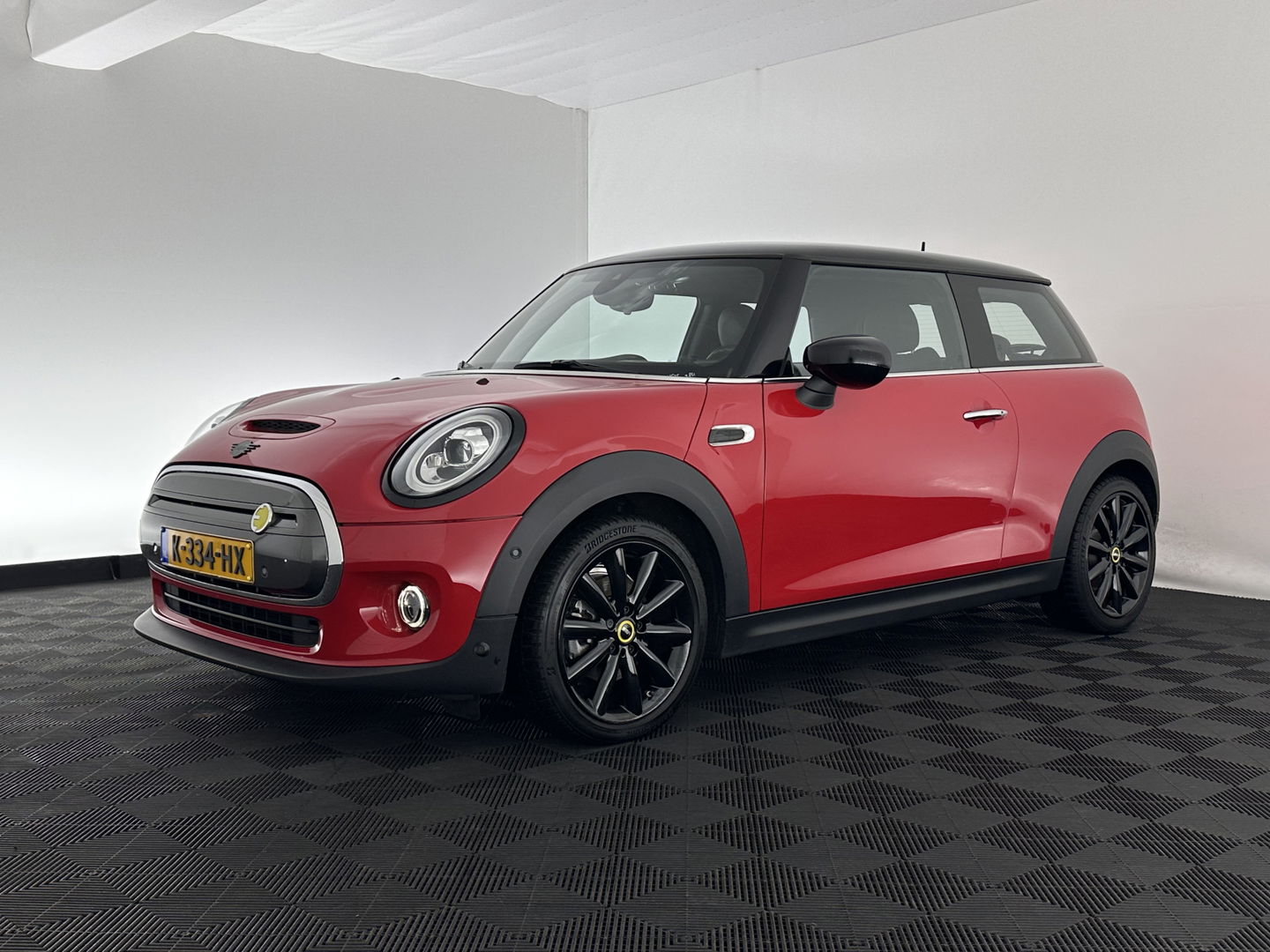 MINI Mini Electric Charged 33 kWh [ 3-Fase ] {SOH-100%} (INCL-BTW) *HEAD-UP | HARMAN/KARDON-AUDIO | LEATHER-ALCANTARA | MATRIX-LED | CAMERA | KEYLESS | NAVI-FULLMAP | DAB+ | ECC | HEATED-SPORT-SEATS | DIGI-COCKPIT | PDC | CRUISE | 17"ALU*