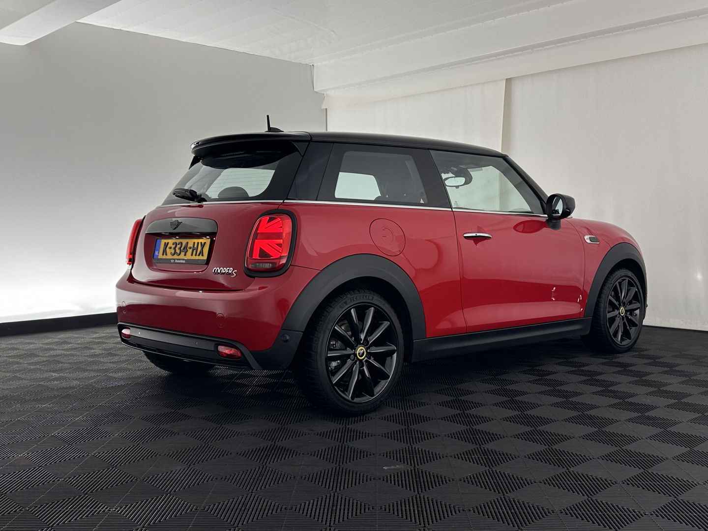 MINI Mini Electric Charged 33 kWh [ 3-Fase ] {SOH-100%} (INCL-BTW) *HEAD-UP | HARMAN/KARDON-AUDIO | LEATHER-ALCANTARA | MATRIX-LED | CAMERA | KEYLESS | NAVI-FULLMAP | DAB+ | ECC | HEATED-SPORT-SEATS | DIGI-COCKPIT | PDC | CRUISE | 17"ALU*