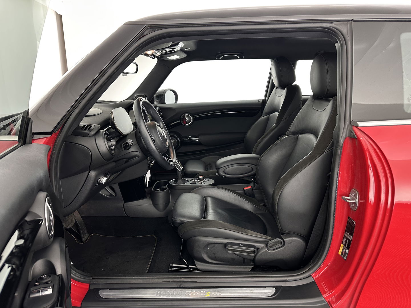 MINI Mini Electric Charged 33 kWh [ 3-Fase ] {SOH-100%} (INCL-BTW) *HEAD-UP | HARMAN/KARDON-AUDIO | LEATHER-ALCANTARA | MATRIX-LED | CAMERA | KEYLESS | NAVI-FULLMAP | DAB+ | ECC | HEATED-SPORT-SEATS | DIGI-COCKPIT | PDC | CRUISE | 17"ALU*