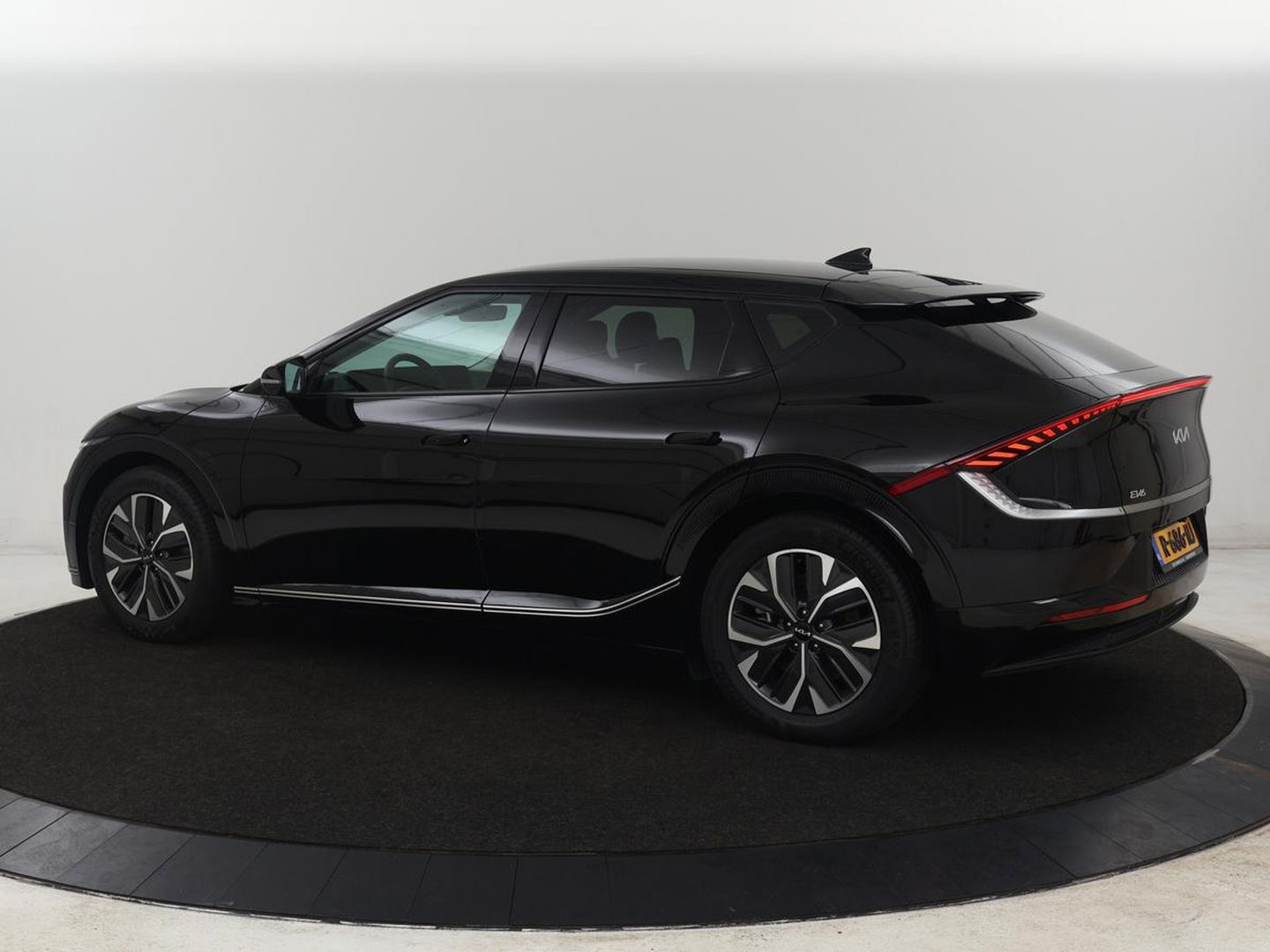 Kia Ev6 Plus 58 kWh | Stoelventilatie | Leder | Warmtepomp | Adaptive cruise | Carplay | Camera | Stoel & stuurverwarming | 19'' | Sfeerverlichting | Navigatie | Keyless