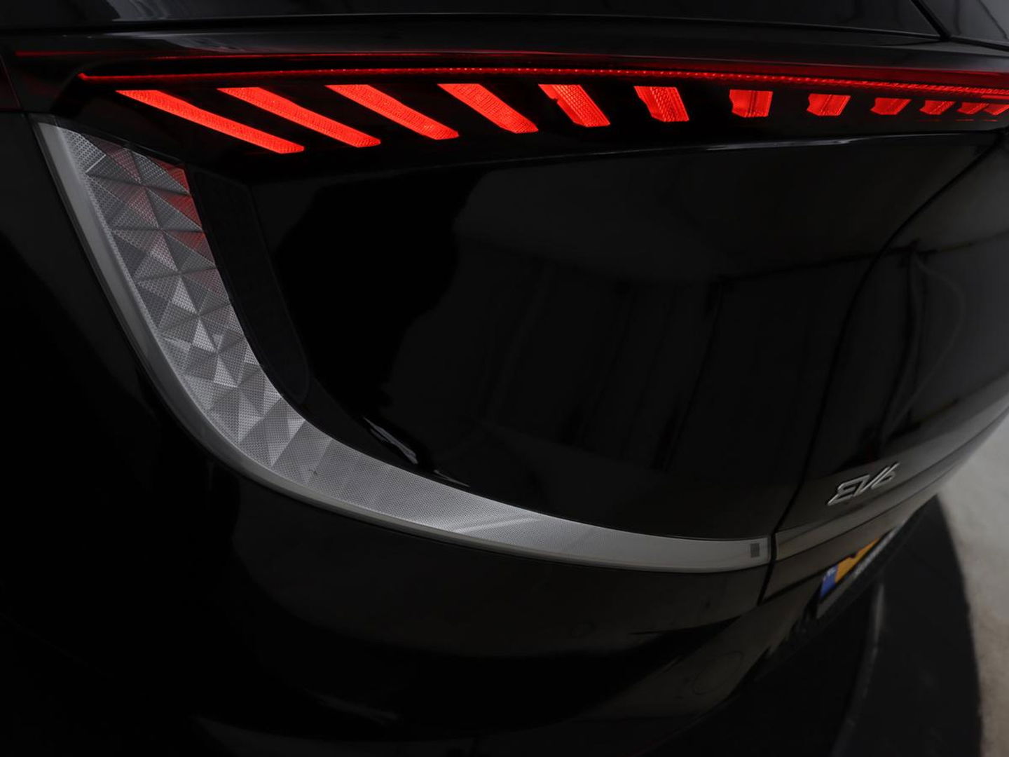 Kia Ev6 Plus 58 kWh | Stoelventilatie | Leder | Warmtepomp | Adaptive cruise | Carplay | Camera | Stoel & stuurverwarming | 19'' | Sfeerverlichting | Navigatie | Keyless