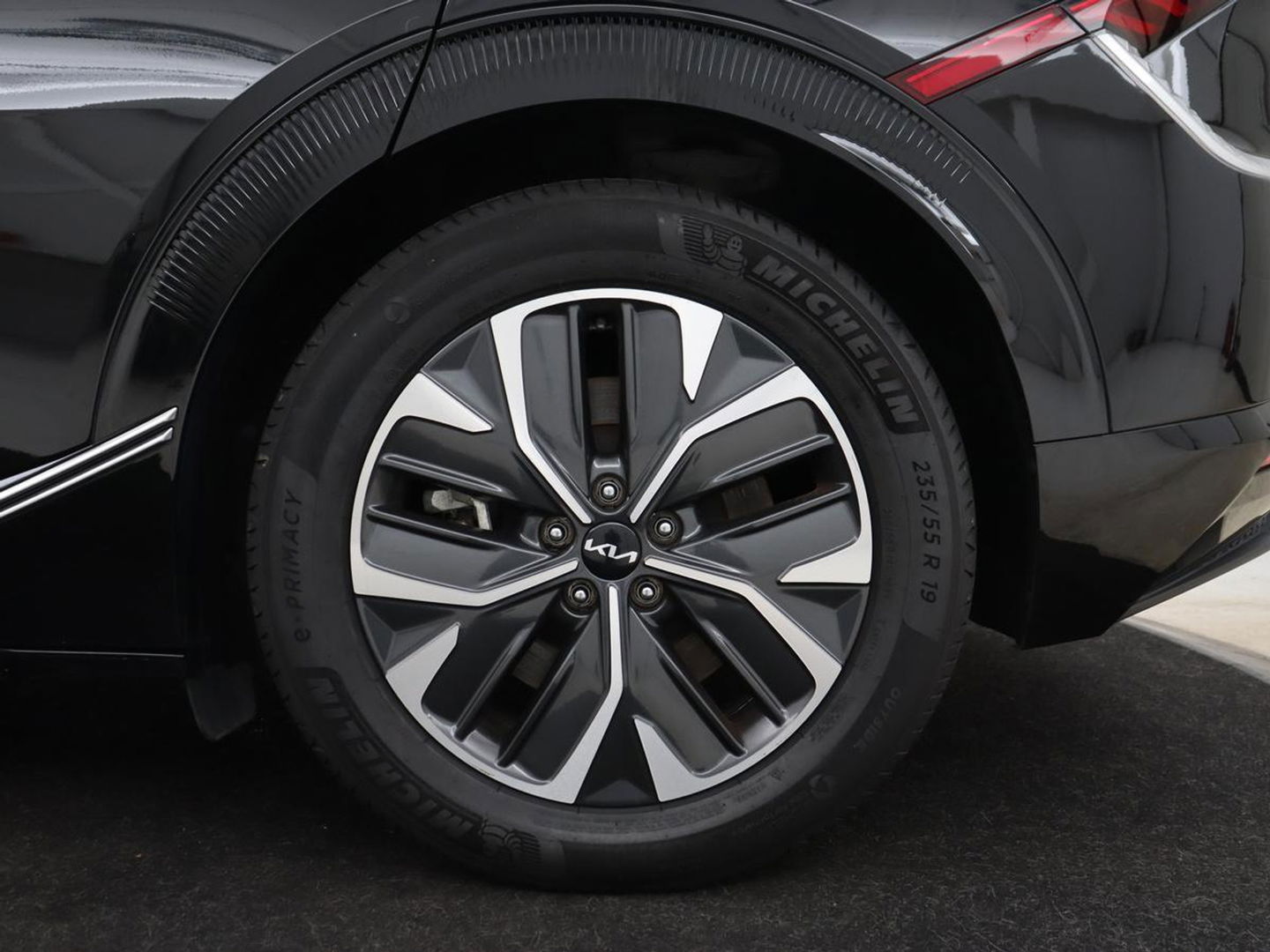 Kia Ev6 Plus 58 kWh | Stoelventilatie | Leder | Warmtepomp | Adaptive cruise | Carplay | Camera | Stoel & stuurverwarming | 19'' | Sfeerverlichting | Navigatie | Keyless