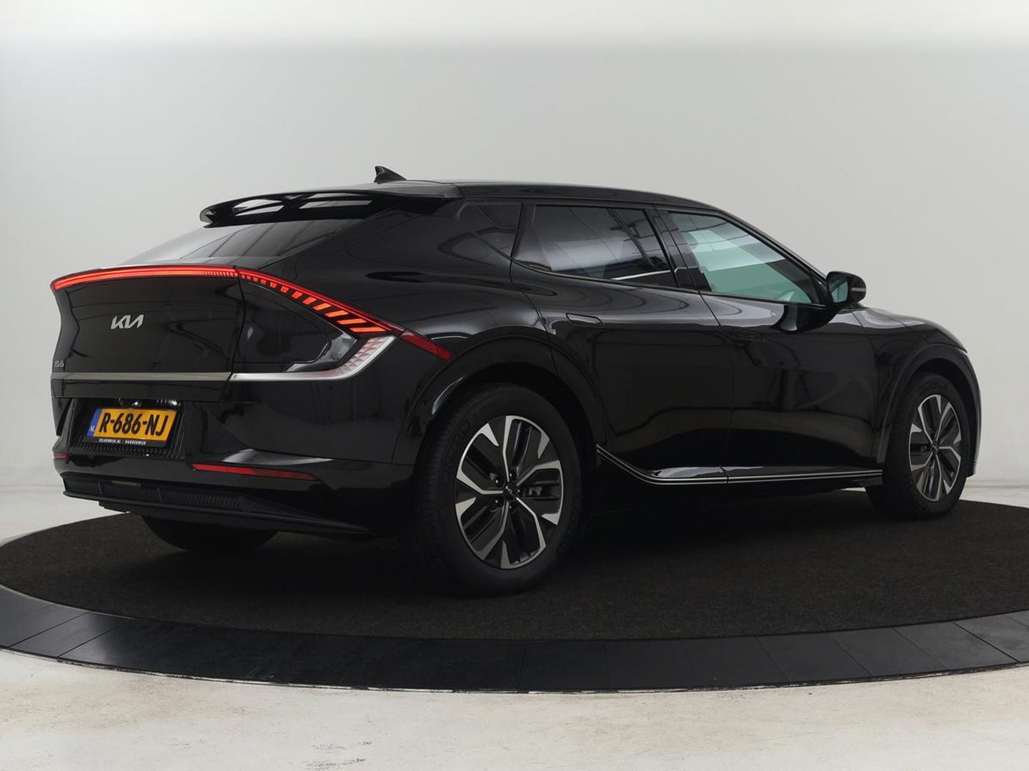 Kia Ev6 Plus 58 kWh | Stoelventilatie | Leder | Warmtepomp | Adaptive cruise | Carplay | Camera | Stoel & stuurverwarming | 19'' | Sfeerverlichting | Navigatie | Keyless