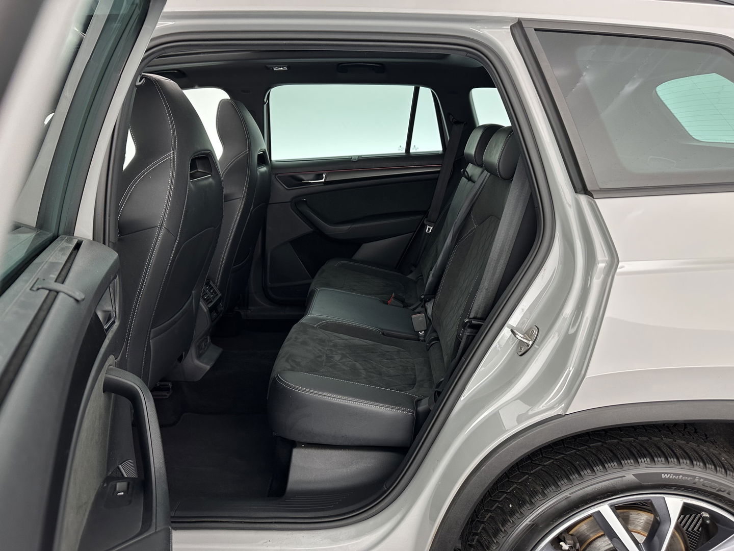 Škoda Kodiaq 1.5 TSI Sportline Business (INCL.BTW) Aut. *PANO | LEATHER-MICROFIBRE | FULL-LED | ADAPTIVE-CRUISE | BLIND-SPOT | MEMORY-PACK | DIGI-COCKPIT | NAVI-FULLMAP | CAMERA | DAB+ | AMBIENT-LIGHT | KEYLESS | CANTON-SOUND | DAB