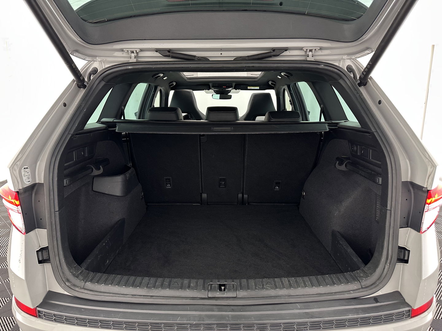 Škoda Kodiaq 1.5 TSI Sportline Business (INCL.BTW) Aut. *PANO | LEATHER-MICROFIBRE | FULL-LED | ADAPTIVE-CRUISE | BLIND-SPOT | MEMORY-PACK | DIGI-COCKPIT | NAVI-FULLMAP | CAMERA | DAB+ | AMBIENT-LIGHT | KEYLESS | CANTON-SOUND | DAB