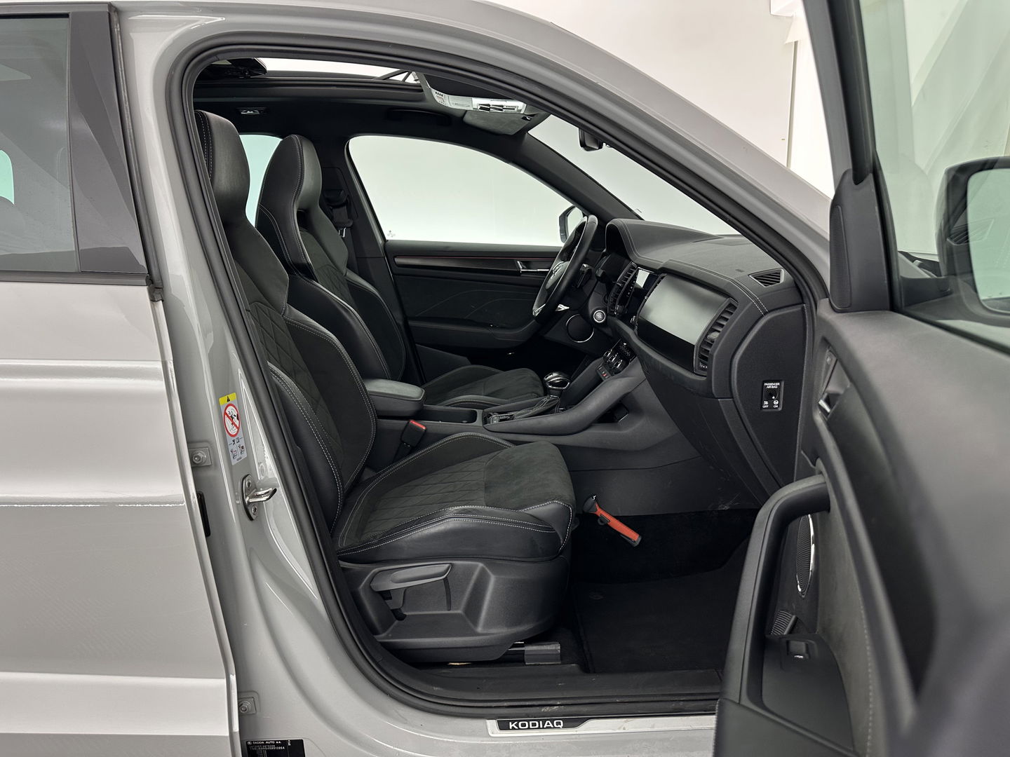 Škoda Kodiaq 1.5 TSI Sportline Business (INCL.BTW) Aut. *PANO | LEATHER-MICROFIBRE | FULL-LED | ADAPTIVE-CRUISE | BLIND-SPOT | MEMORY-PACK | DIGI-COCKPIT | NAVI-FULLMAP | CAMERA | DAB+ | AMBIENT-LIGHT | KEYLESS | CANTON-SOUND | DAB