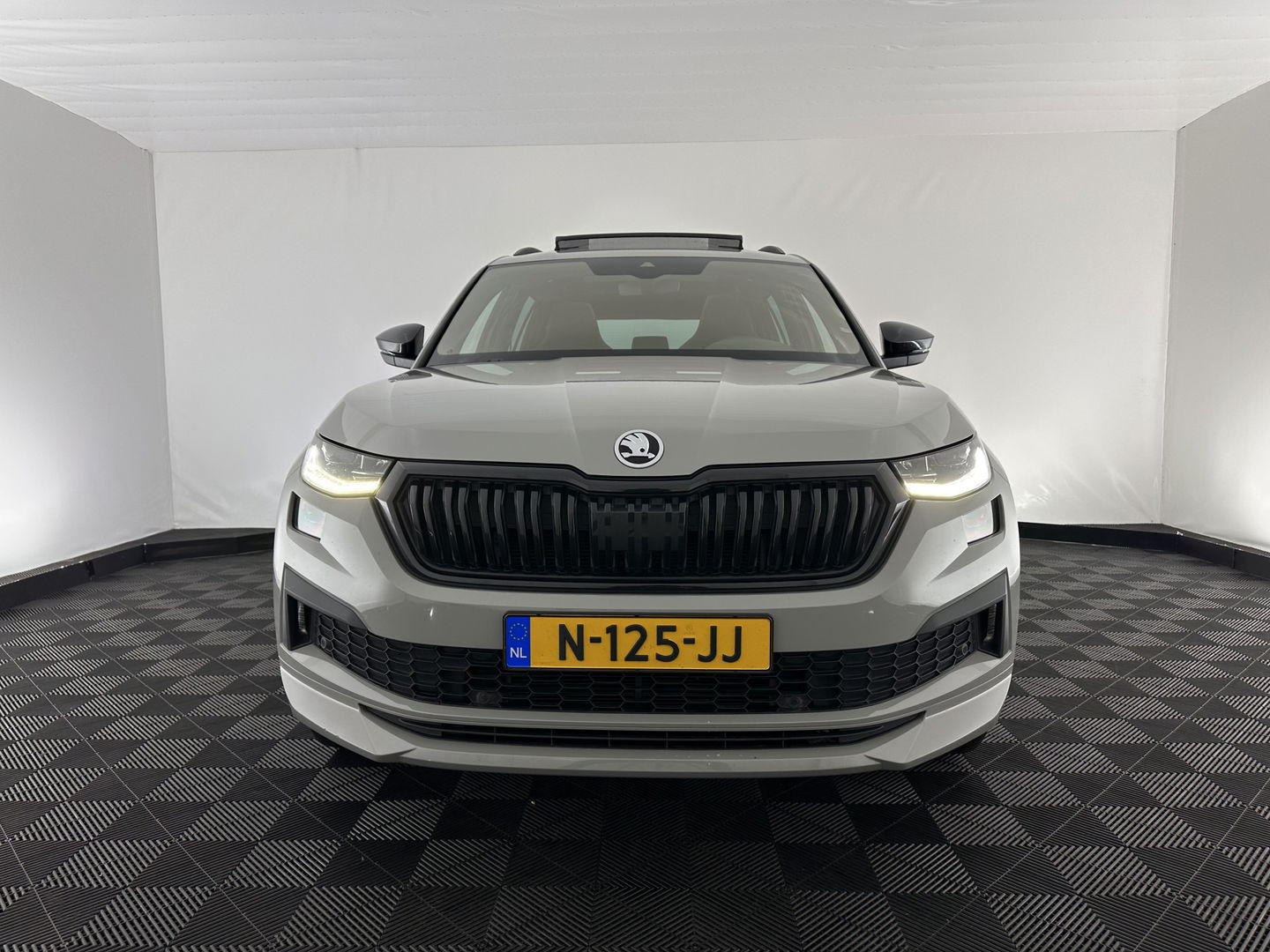Škoda Kodiaq 1.5 TSI Sportline Business (INCL.BTW) Aut. *PANO | LEATHER-MICROFIBRE | FULL-LED | ADAPTIVE-CRUISE | BLIND-SPOT | MEMORY-PACK | DIGI-COCKPIT | NAVI-FULLMAP | CAMERA | DAB+ | AMBIENT-LIGHT | KEYLESS | CANTON-SOUND | DAB