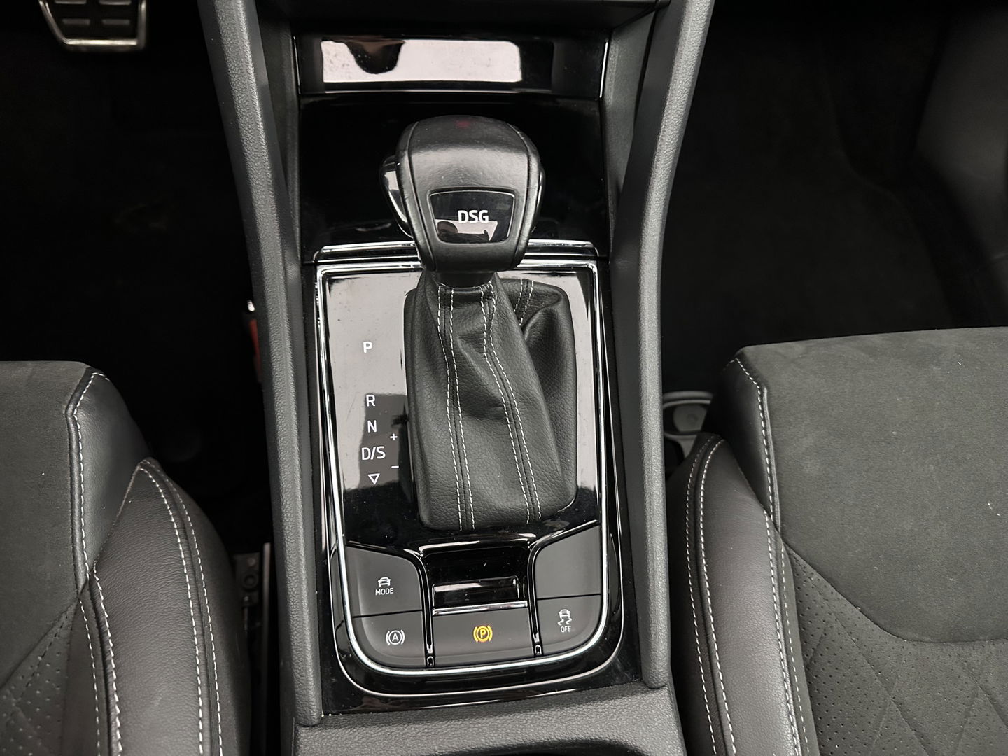 Škoda Kodiaq 1.5 TSI Sportline Business (INCL.BTW) Aut. *PANO | LEATHER-MICROFIBRE | FULL-LED | ADAPTIVE-CRUISE | BLIND-SPOT | MEMORY-PACK | DIGI-COCKPIT | NAVI-FULLMAP | CAMERA | DAB+ | AMBIENT-LIGHT | KEYLESS | CANTON-SOUND | DAB