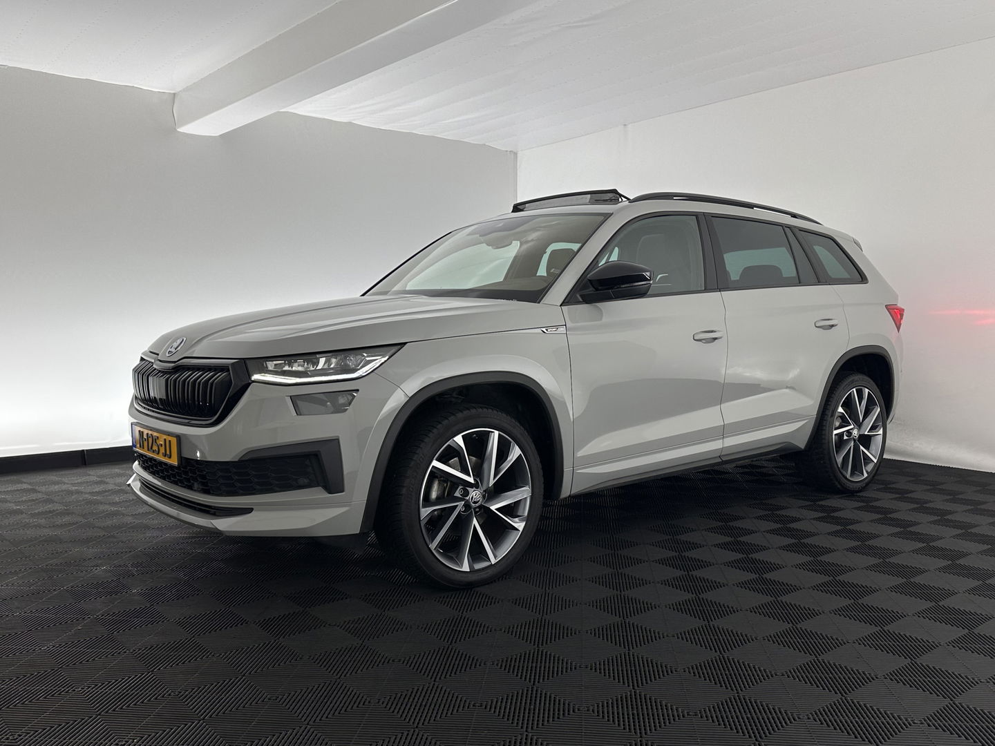 Škoda Kodiaq 1.5 TSI Sportline Business (INCL.BTW) Aut. *PANO | LEATHER-MICROFIBRE | FULL-LED | ADAPTIVE-CRUISE | BLIND-SPOT | MEMORY-PACK | DIGI-COCKPIT | NAVI-FULLMAP | CAMERA | DAB+ | AMBIENT-LIGHT | KEYLESS | CANTON-SOUND | DAB