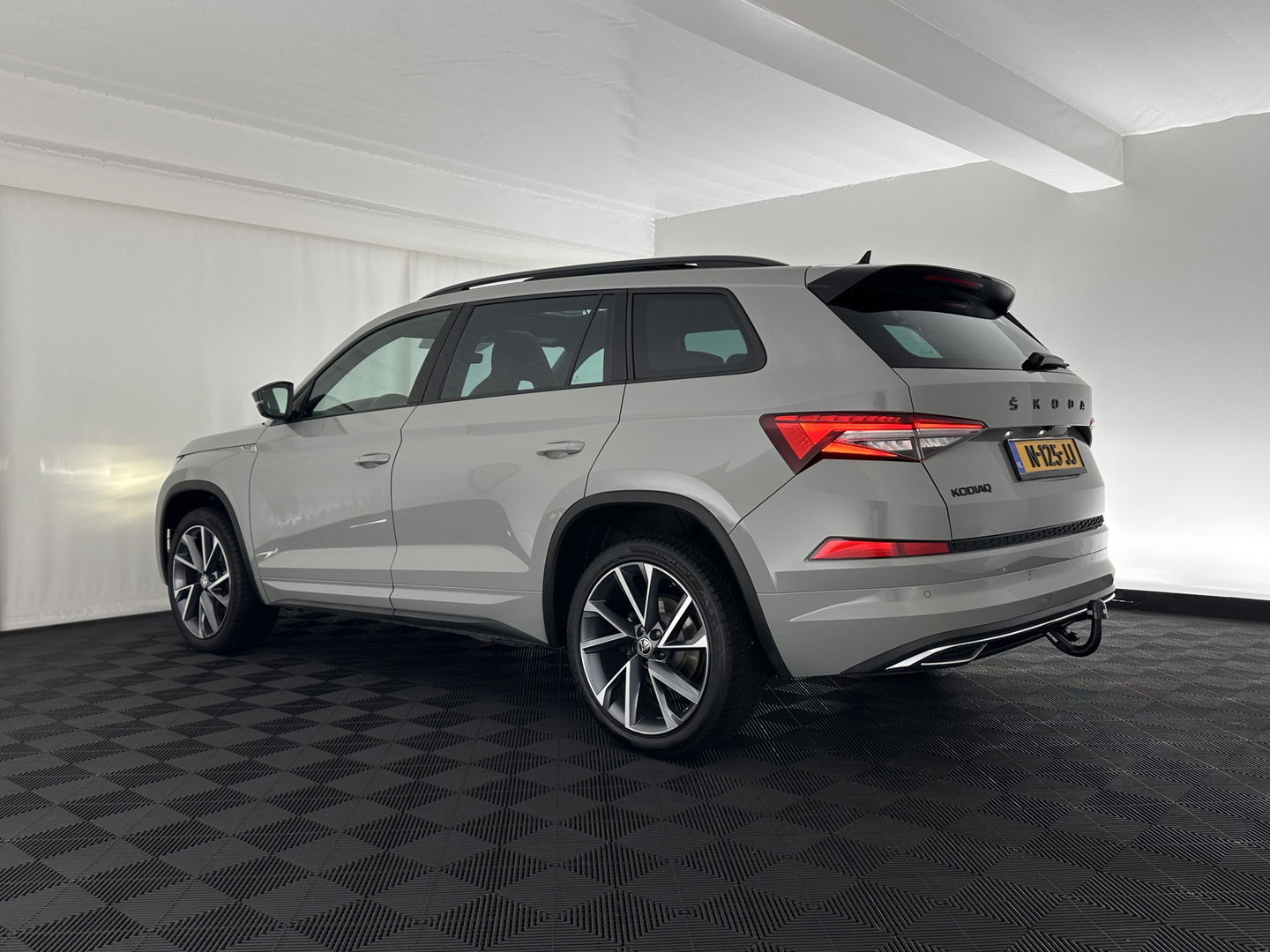 Škoda Kodiaq 1.5 TSI Sportline Business (INCL.BTW) Aut. *PANO | LEATHER-MICROFIBRE | FULL-LED | ADAPTIVE-CRUISE | BLIND-SPOT | MEMORY-PACK | DIGI-COCKPIT | NAVI-FULLMAP | CAMERA | DAB+ | AMBIENT-LIGHT | KEYLESS | CANTON-SOUND | DAB