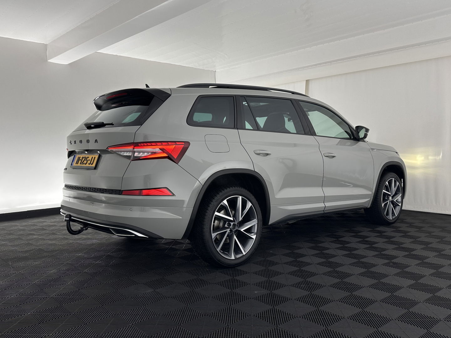 Škoda Kodiaq 1.5 TSI Sportline Business (INCL.BTW) Aut. *PANO | LEATHER-MICROFIBRE | FULL-LED | ADAPTIVE-CRUISE | BLIND-SPOT | MEMORY-PACK | DIGI-COCKPIT | NAVI-FULLMAP | CAMERA | DAB+ | AMBIENT-LIGHT | KEYLESS | CANTON-SOUND | DAB