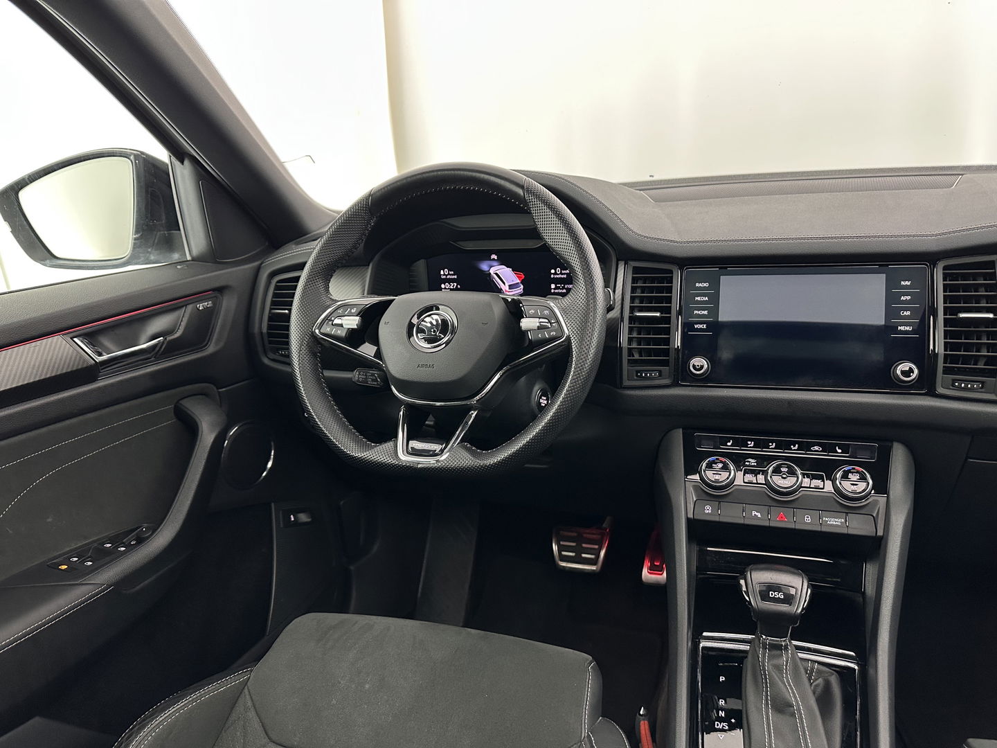 Škoda Kodiaq 1.5 TSI Sportline Business (INCL.BTW) Aut. *PANO | LEATHER-MICROFIBRE | FULL-LED | ADAPTIVE-CRUISE | BLIND-SPOT | MEMORY-PACK | DIGI-COCKPIT | NAVI-FULLMAP | CAMERA | DAB+ | AMBIENT-LIGHT | KEYLESS | CANTON-SOUND | DAB