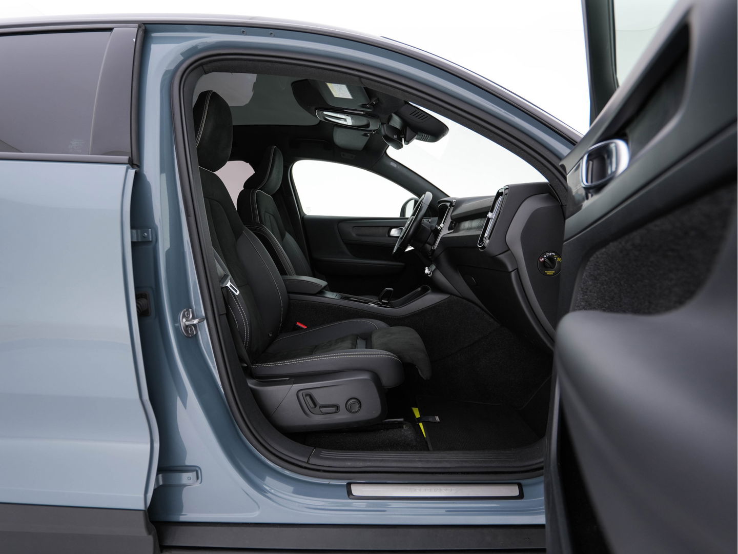 Volvo C40 Recharge Twin Intro Edition 78 kWh [ 3-Fase ] (INCL.BTW) Aut. *PANO | LEATHER-ALCANTARA | DIGI-COCKPIT | FULL-LED | HARMAN/KARDON | TOP-VIEW | NAVI-FULLMAP | ECC | PDC | KEYLESS | HEATED-SPORTSEATS | TOWBAR | 20''ALU*