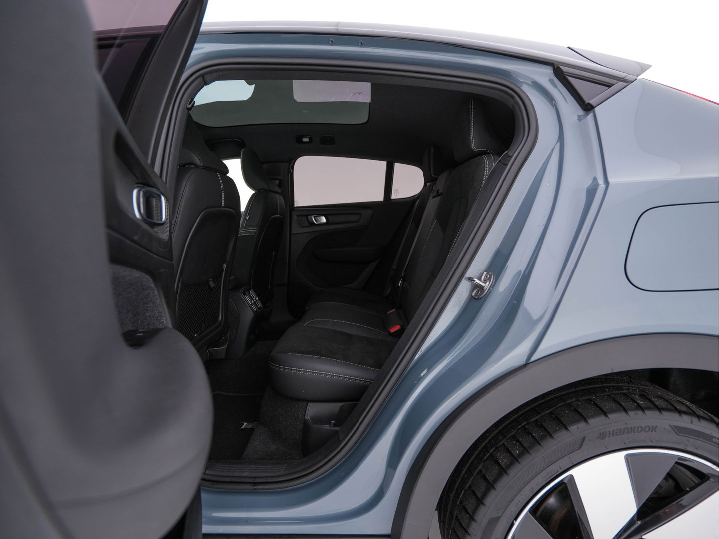 Volvo C40 Recharge Twin Intro Edition 78 kWh [ 3-Fase ] (INCL.BTW) Aut. *PANO | LEATHER-ALCANTARA | DIGI-COCKPIT | FULL-LED | HARMAN/KARDON | TOP-VIEW | NAVI-FULLMAP | ECC | PDC | KEYLESS | HEATED-SPORTSEATS | TOWBAR | 20''ALU*