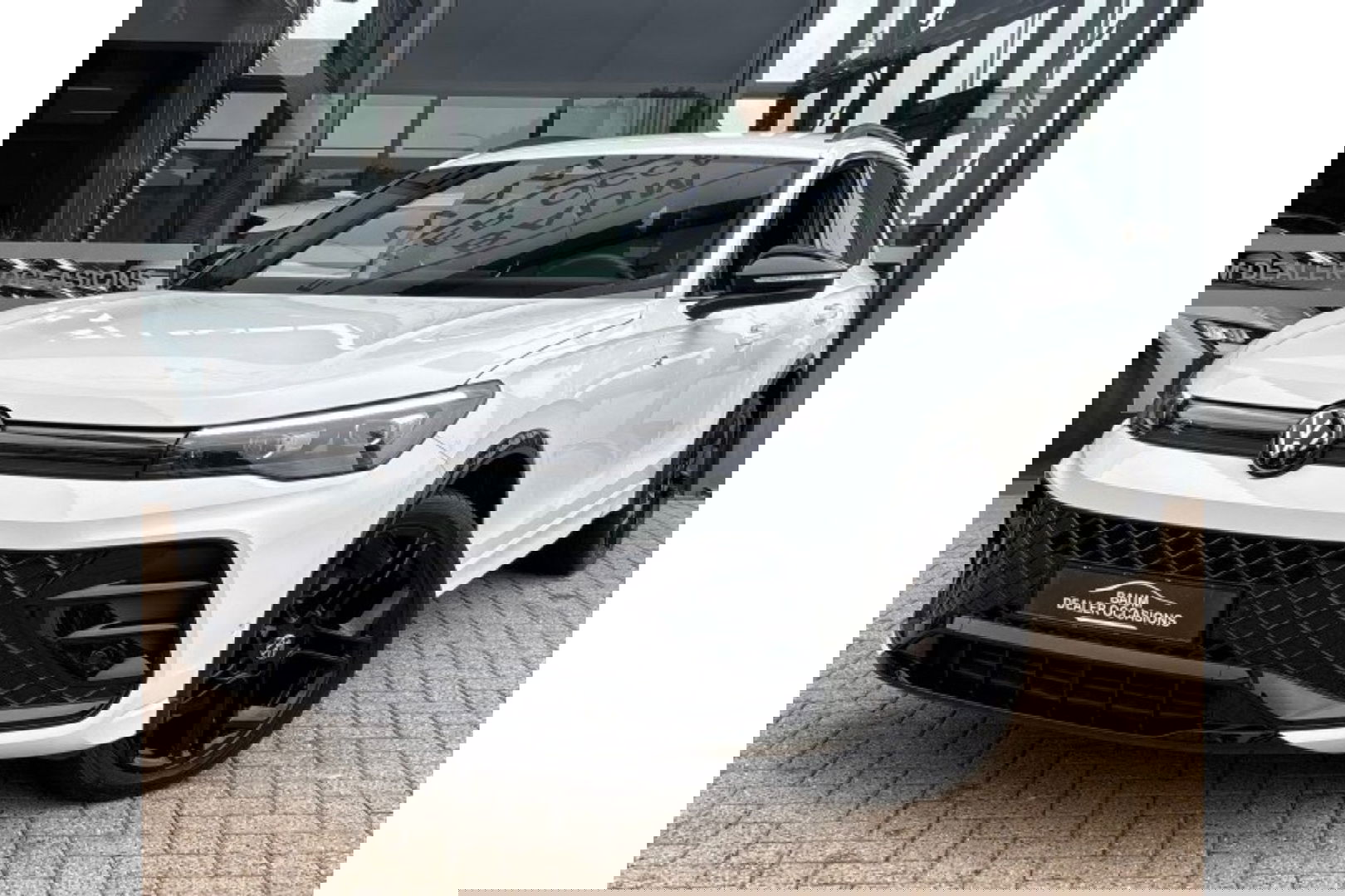 Volkswagen Tiguan 2.0 TDI R-LINE AUTOMAAT 150PK AIRCO NAVI BIGSCREEN PDC-CAMERA MASSAGE.