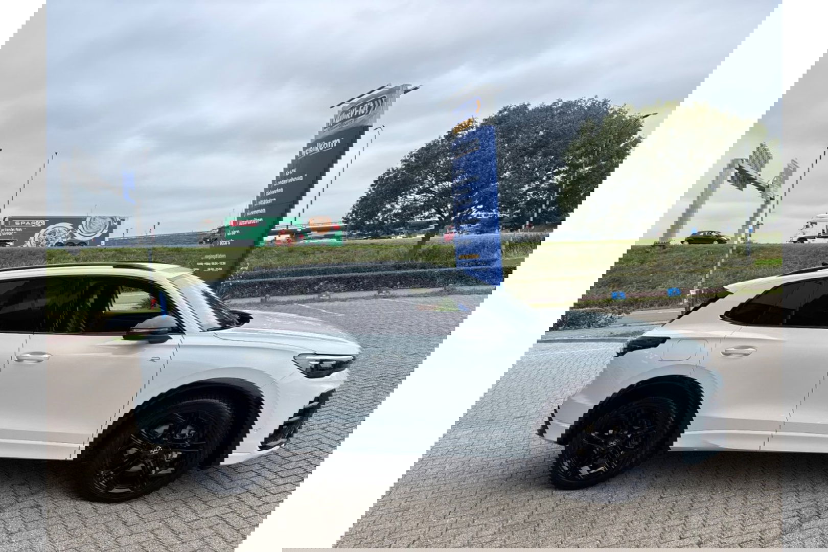 Volkswagen Tiguan 2.0 TDI R-LINE AUTOMAAT 150PK AIRCO NAVI BIGSCREEN PDC-CAMERA MASSAGE.