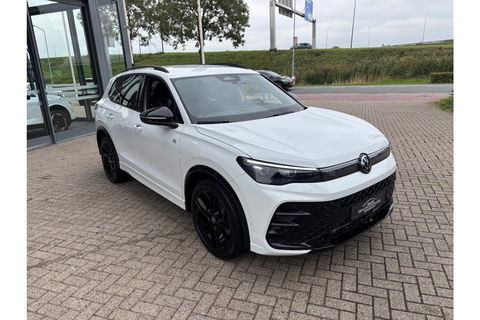 Volkswagen Tiguan 2.0 TDI R-LINE AUTOMAAT 150PK AIRCO NAVI BIGSCREEN PDC-CAMERA MASSAGE.