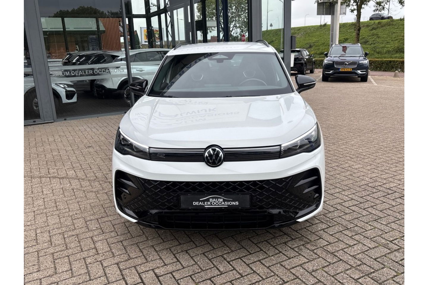 Volkswagen Tiguan 2.0 TDI R-LINE AUTOMAAT 150PK AIRCO NAVI BIGSCREEN PDC-CAMERA MASSAGE.