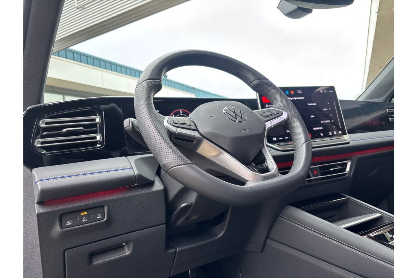 Volkswagen Tiguan 2.0 TDI R-LINE AUTOMAAT 150PK AIRCO NAVI BIGSCREEN PDC-CAMERA MASSAGE.