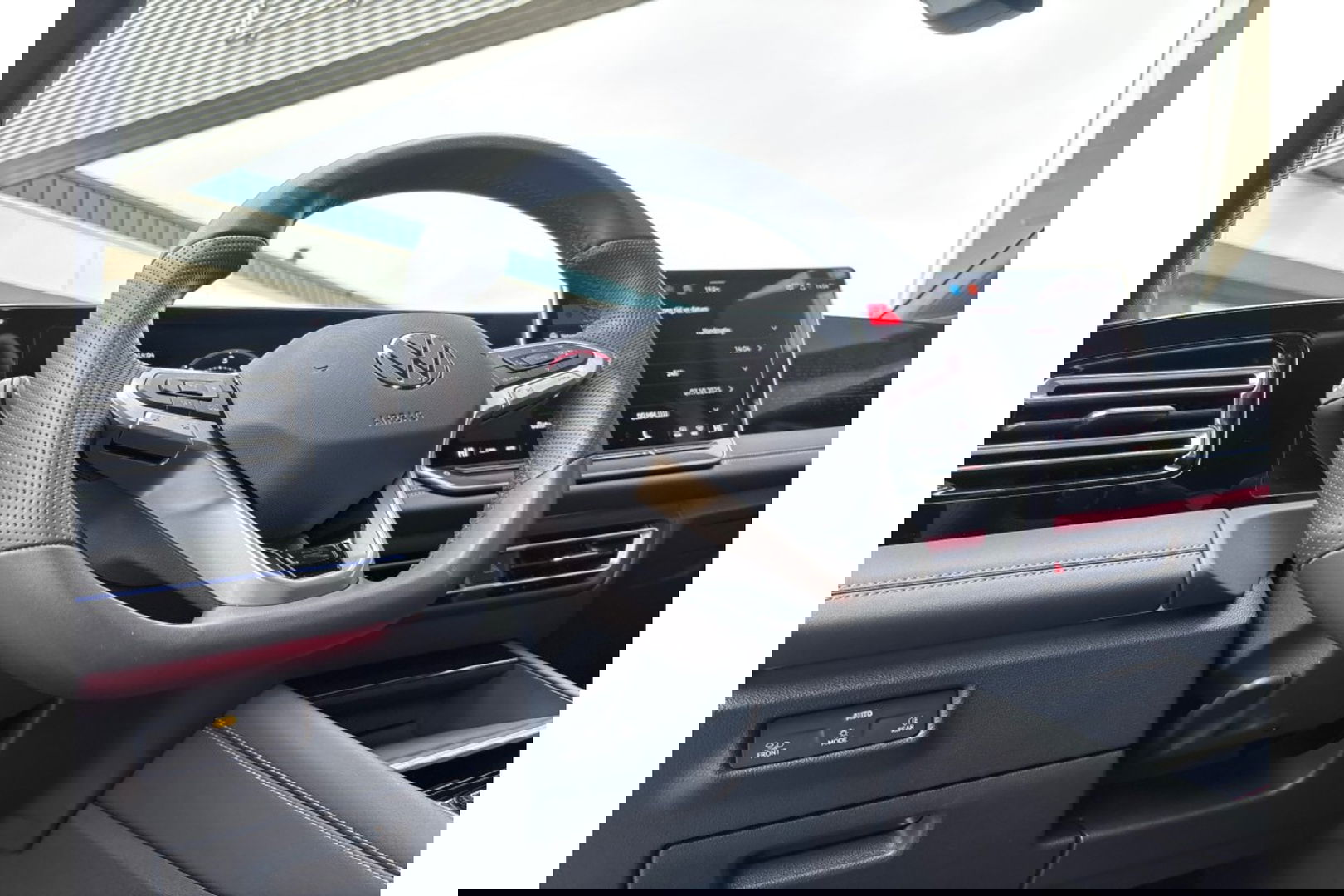 Volkswagen Tiguan 2.0 TDI R-LINE AUTOMAAT 150PK AIRCO NAVI BIGSCREEN PDC-CAMERA MASSAGE.