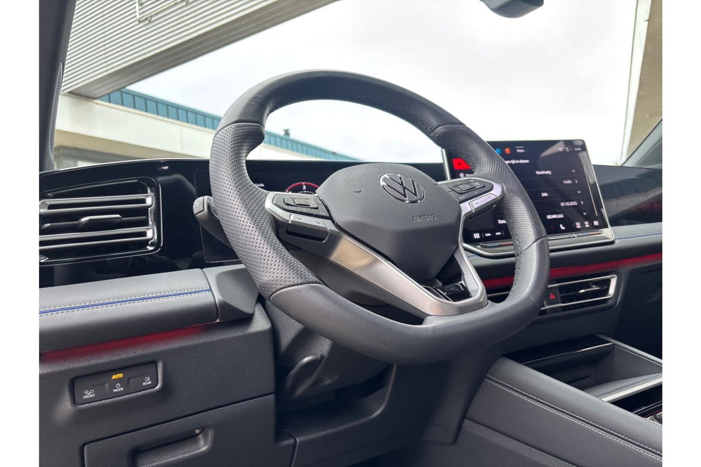 Volkswagen Tiguan 2.0 TDI R-LINE AUTOMAAT 150PK AIRCO NAVI BIGSCREEN PDC-CAMERA MASSAGE.