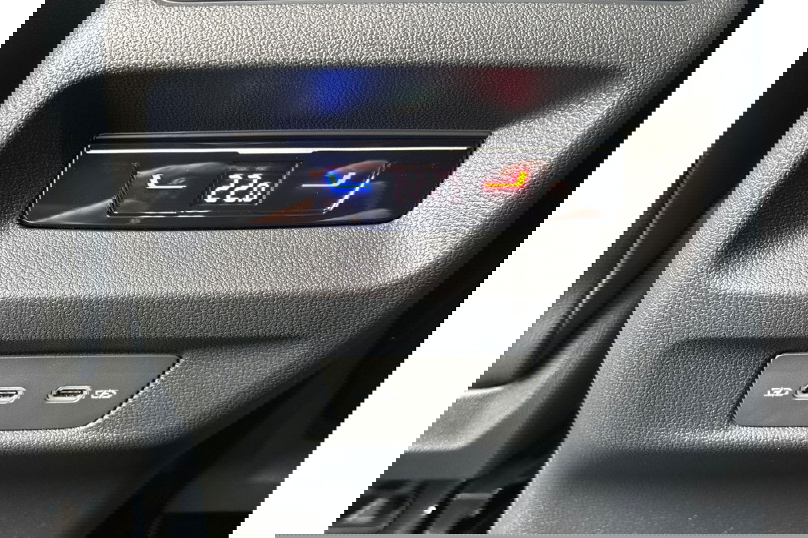 Volkswagen Tiguan 2.0 TDI R-LINE AUTOMAAT 150PK AIRCO NAVI BIGSCREEN PDC-CAMERA MASSAGE.