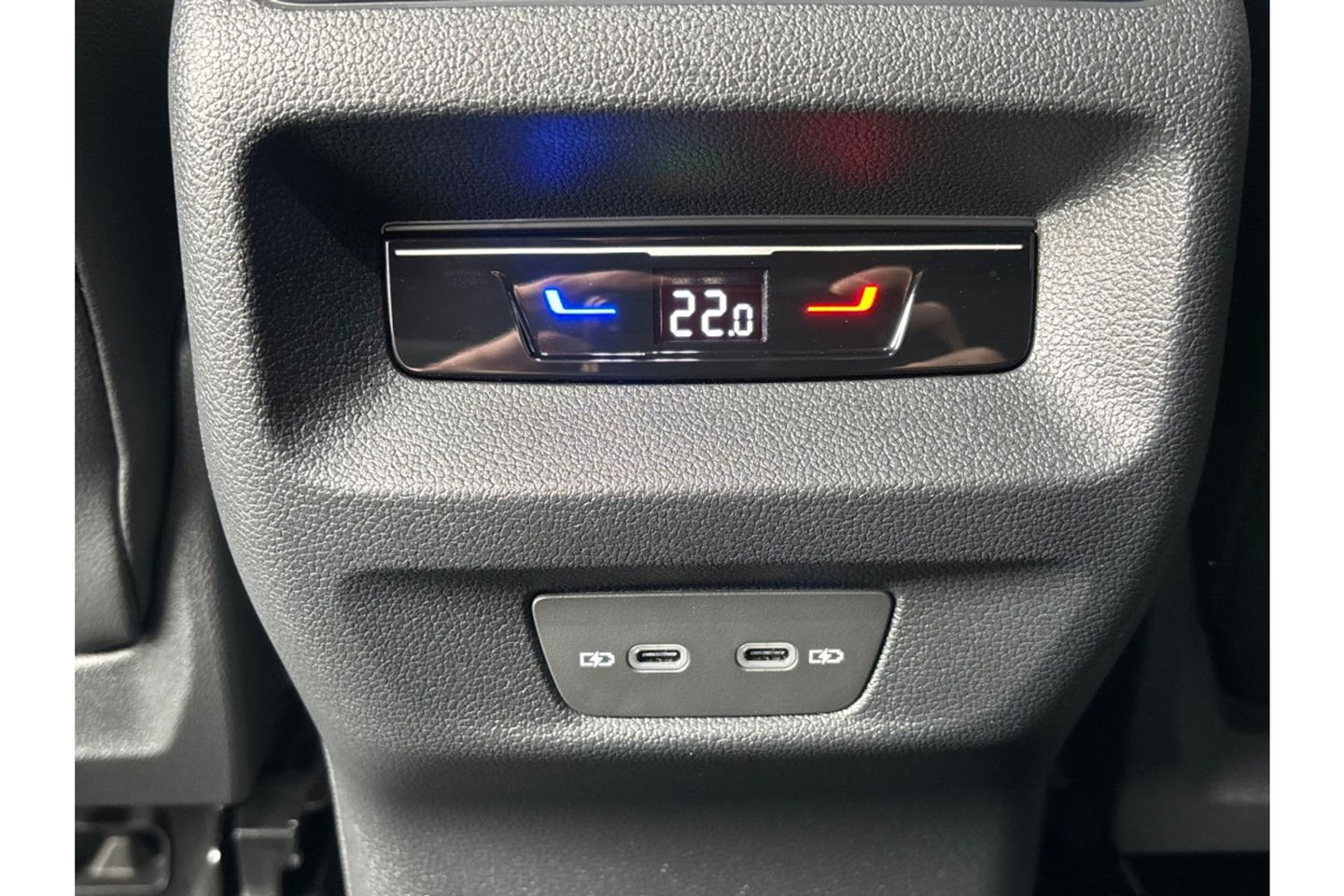 Volkswagen Tiguan 2.0 TDI R-LINE AUTOMAAT 150PK AIRCO NAVI BIGSCREEN PDC-CAMERA MASSAGE.