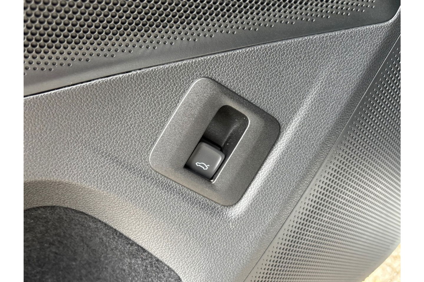 Volkswagen Tiguan 2.0 TDI R-LINE AUTOMAAT 150PK AIRCO NAVI BIGSCREEN PDC-CAMERA MASSAGE.