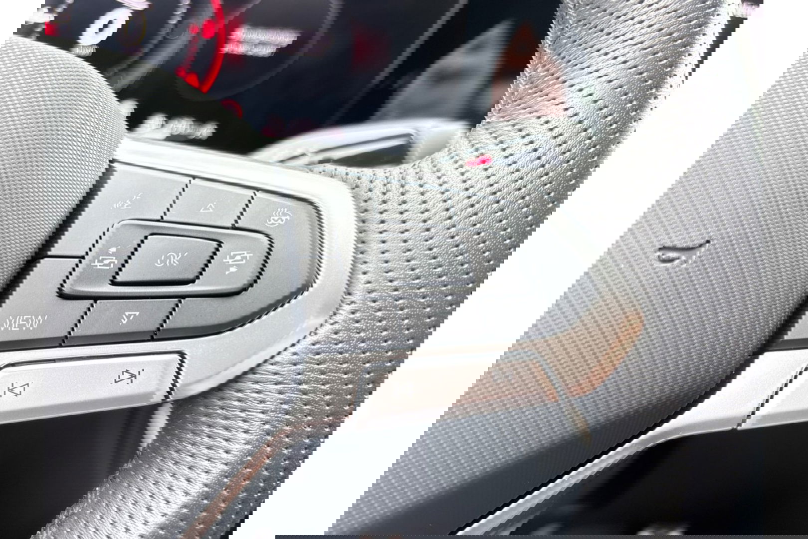 Volkswagen Tiguan 2.0 TDI R-LINE AUTOMAAT 150PK AIRCO NAVI BIGSCREEN PDC-CAMERA MASSAGE.