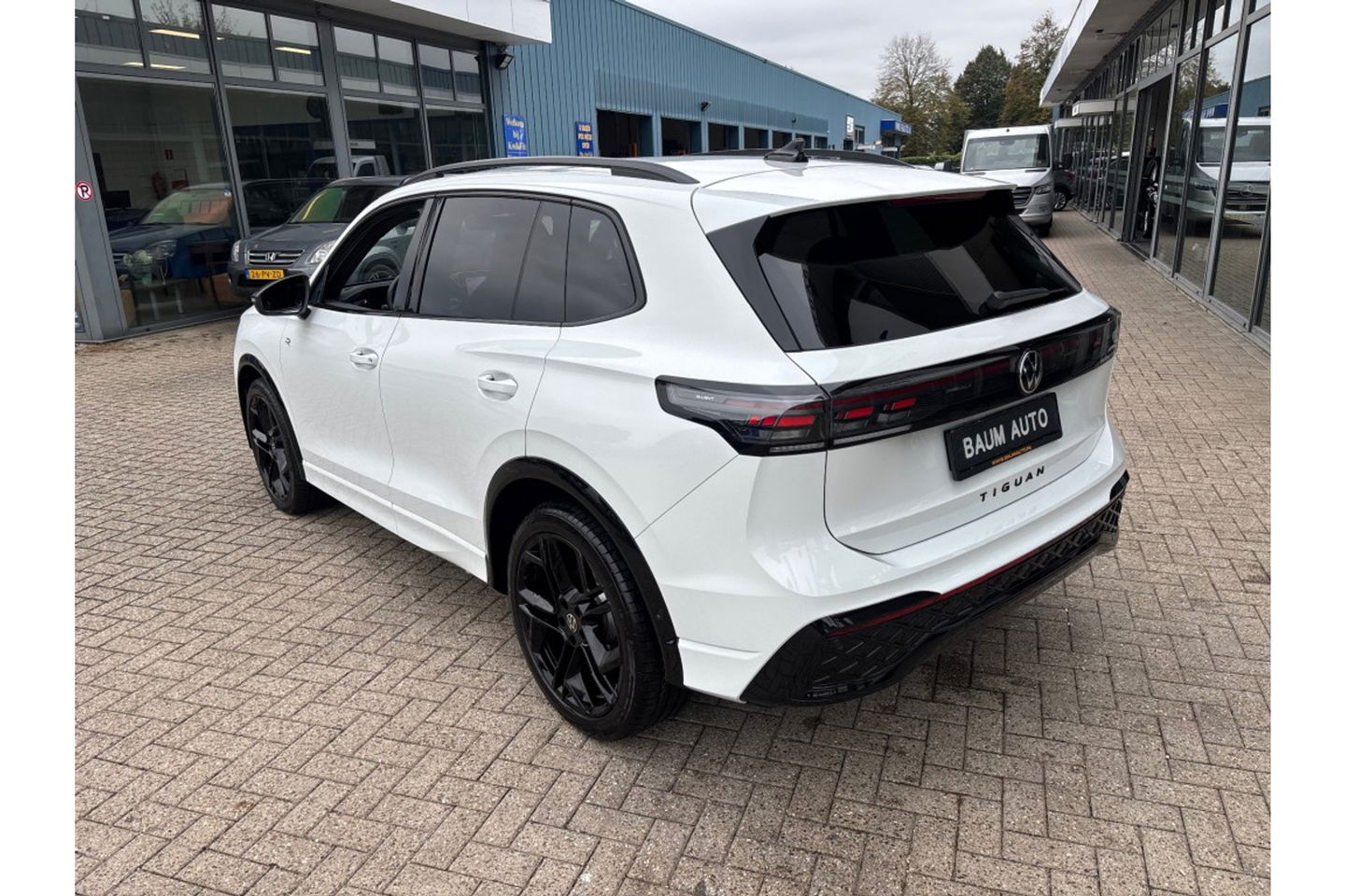 Volkswagen Tiguan 2.0 TDI R-LINE AUTOMAAT 150PK AIRCO NAVI BIGSCREEN PDC-CAMERA MASSAGE.