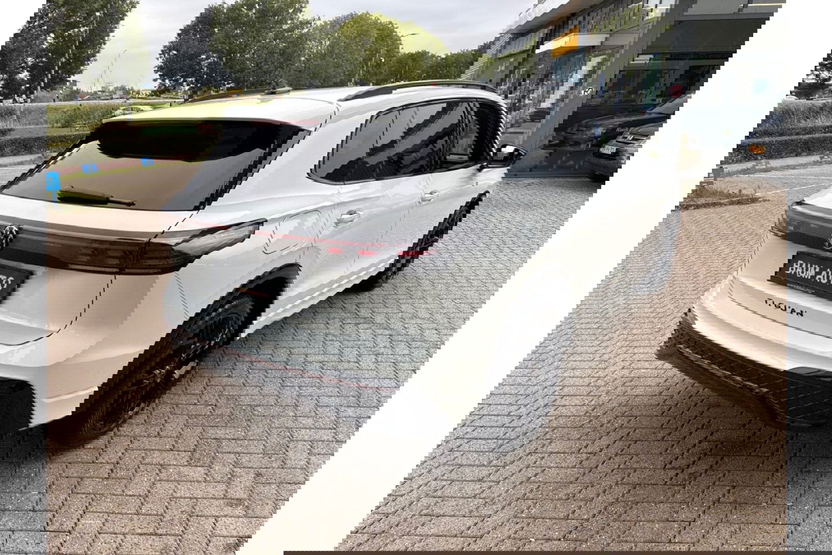 Volkswagen Tiguan 2.0 TDI R-LINE AUTOMAAT 150PK AIRCO NAVI BIGSCREEN PDC-CAMERA MASSAGE.