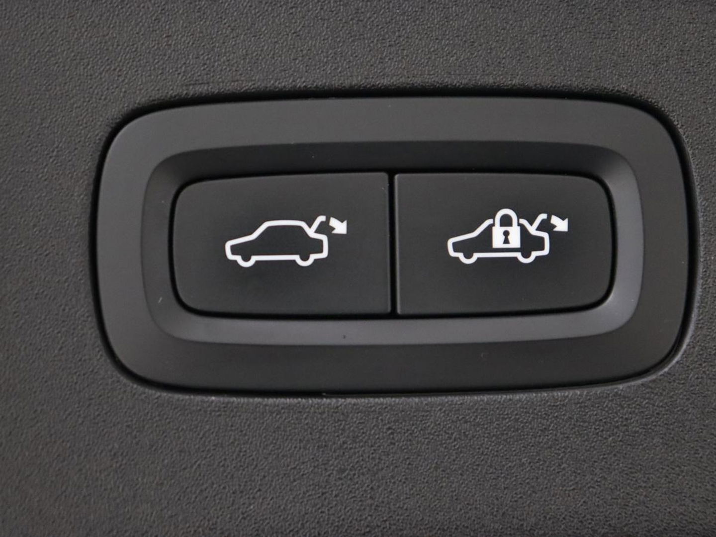 Polestar 2 Long Range Dual Motor Launch Edition 78kWh | Panoramadak | Trekhaak | 360 Camera | Achterbankverwarming | Adaptive cruise | Carplay | Camera | Stoelverwarming | Keyless