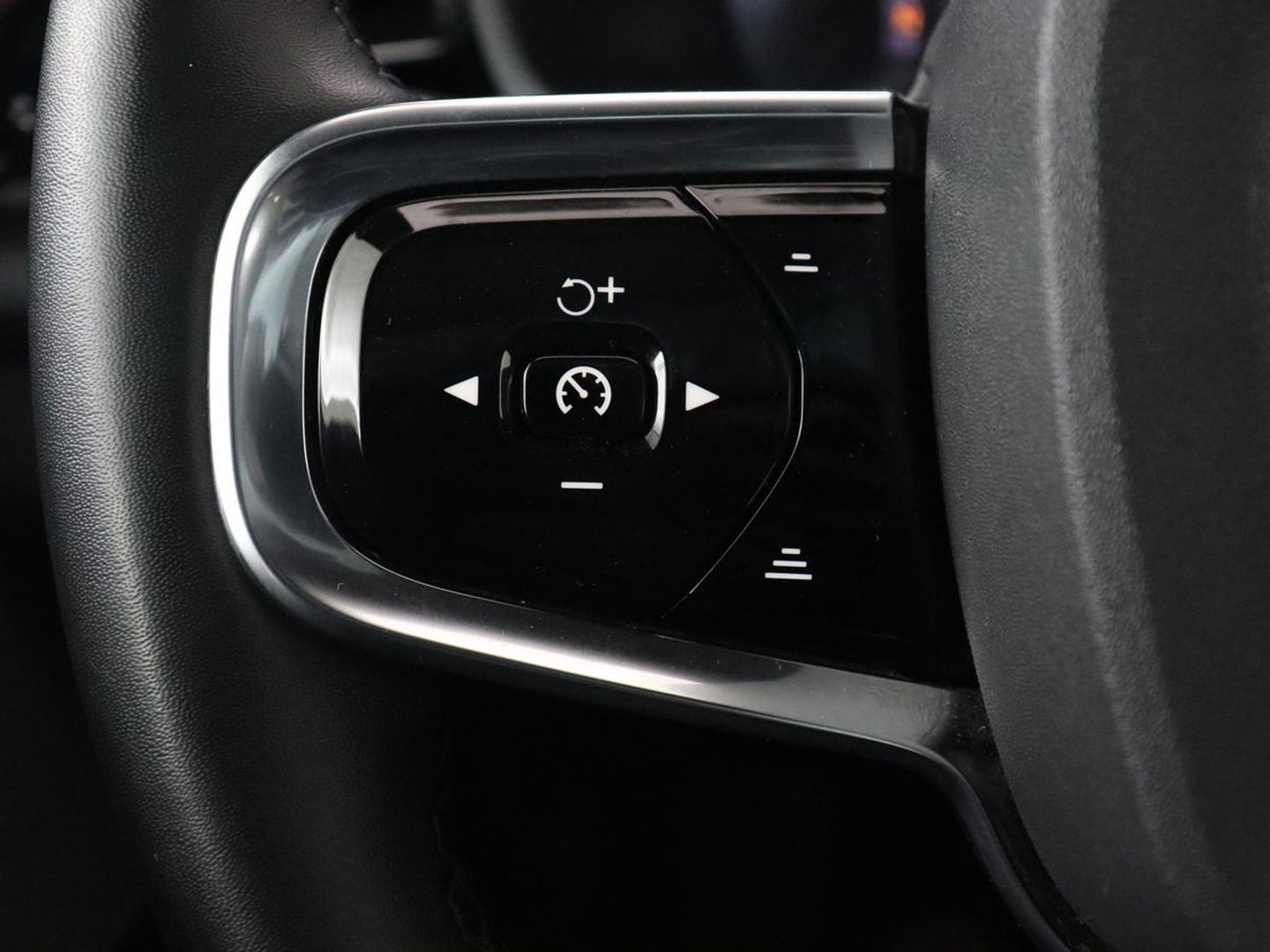 Polestar 2 Long Range Dual Motor Launch Edition 78kWh | Panoramadak | Trekhaak | 360 Camera | Achterbankverwarming | Adaptive cruise | Carplay | Camera | Stoelverwarming | Keyless