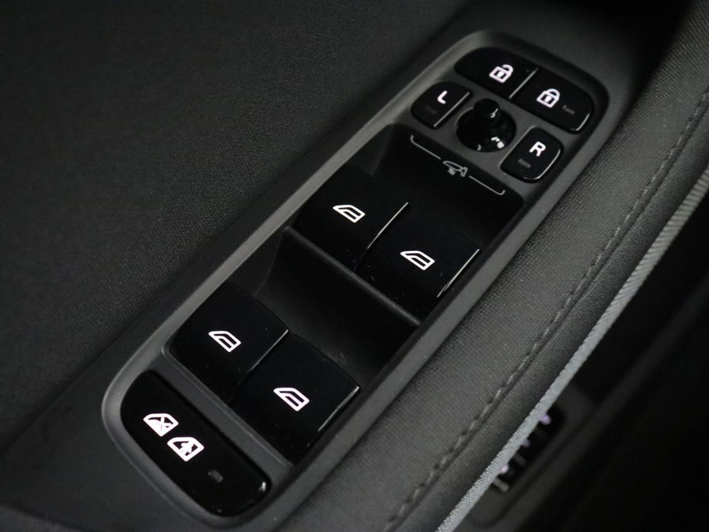 Polestar 2 Long Range Dual Motor Launch Edition 78kWh | Panoramadak | Trekhaak | 360 Camera | Achterbankverwarming | Adaptive cruise | Carplay | Camera | Stoelverwarming | Keyless