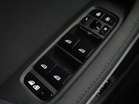 Polestar 2 Long Range Dual Motor Launch Edition 78kWh | Panoramadak | Trekhaak | 360 Camera | Achterbankverwarming | Adaptive cruise | Carplay | Camera | Stoelverwarming | Keyless