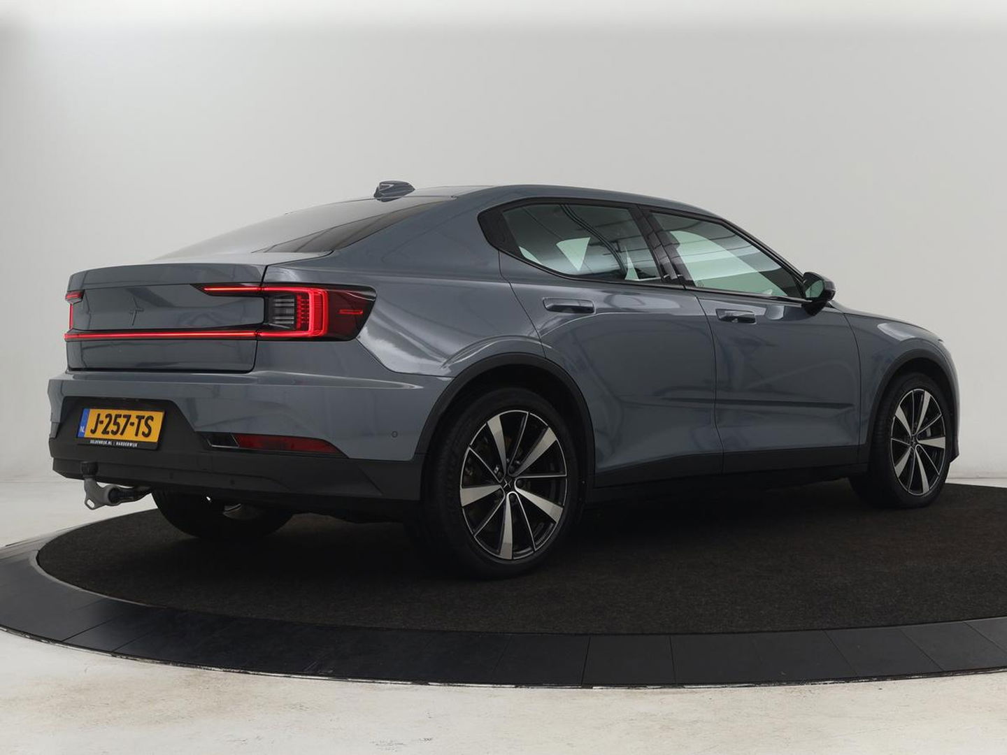 Polestar 2 Long Range Dual Motor Launch Edition 78kWh | Panoramadak | Trekhaak | 360 Camera | Achterbankverwarming | Adaptive cruise | Carplay | Camera | Stoelverwarming | Keyless