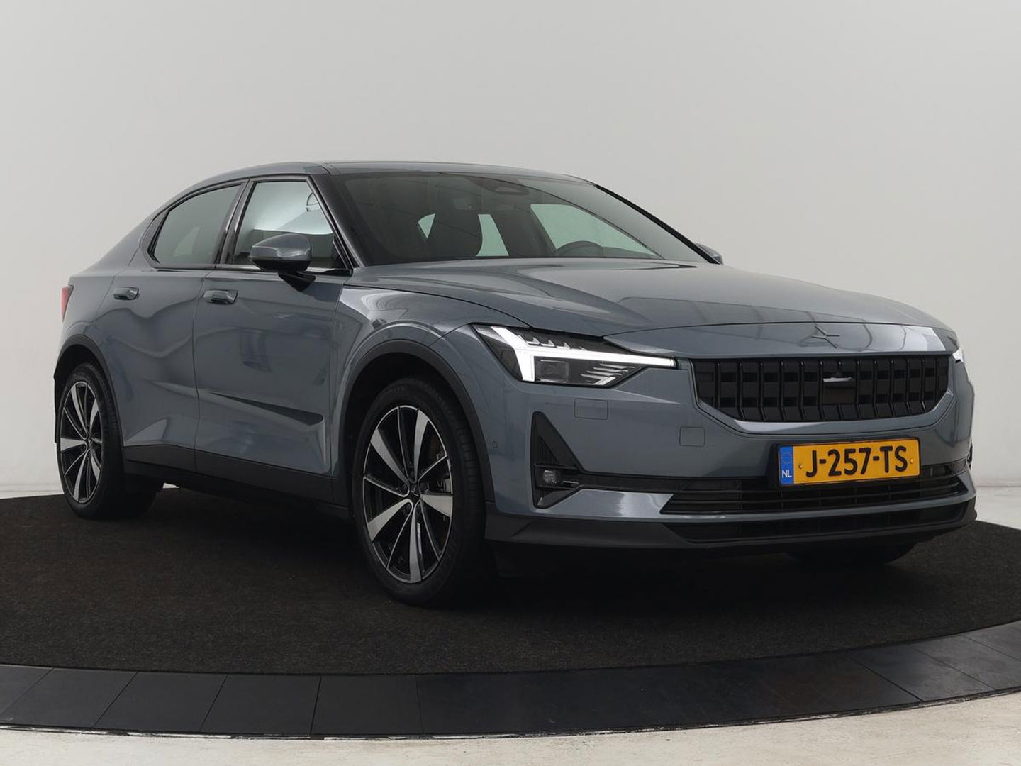 Polestar 2 Long Range Dual Motor Launch Edition 78kWh | Panoramadak | Trekhaak | 360 Camera | Achterbankverwarming | Adaptive cruise | Carplay | Camera | Stoelverwarming | Keyless