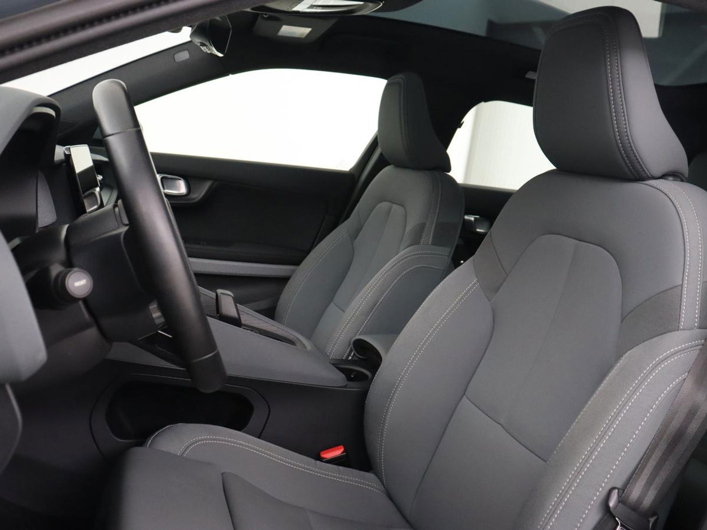 Polestar 2 Long Range Dual Motor Launch Edition 78kWh | Panoramadak | Trekhaak | 360 Camera | Achterbankverwarming | Adaptive cruise | Carplay | Camera | Stoelverwarming | Keyless