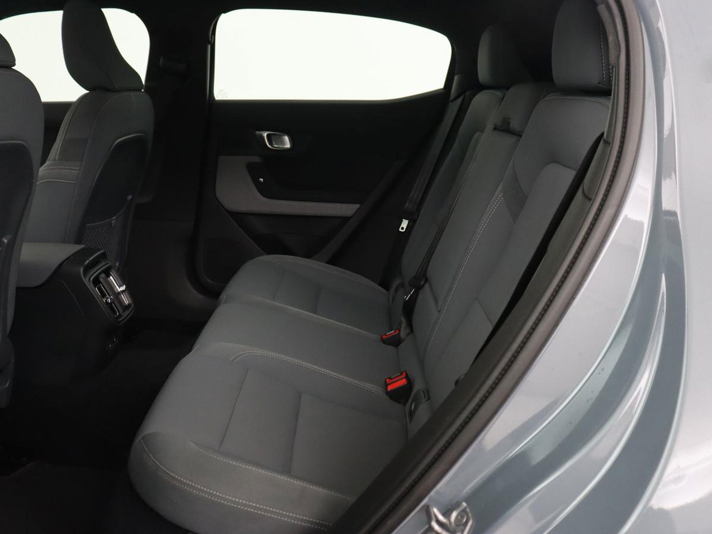 Polestar 2 Long Range Dual Motor Launch Edition 78kWh | Panoramadak | Trekhaak | 360 Camera | Achterbankverwarming | Adaptive cruise | Carplay | Camera | Stoelverwarming | Keyless