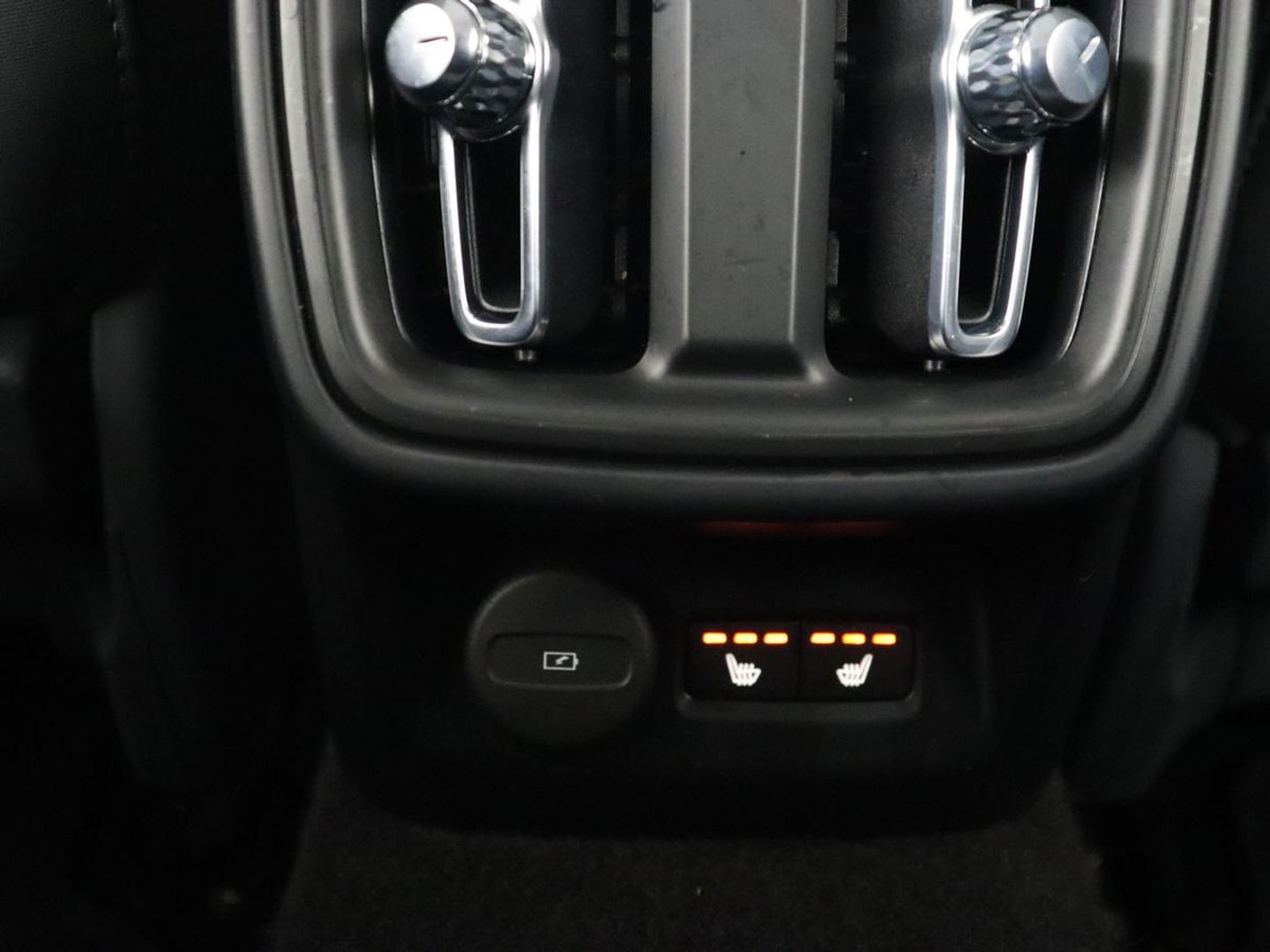 Polestar 2 Long Range Dual Motor Launch Edition 78kWh | Panoramadak | Trekhaak | 360 Camera | Achterbankverwarming | Adaptive cruise | Carplay | Camera | Stoelverwarming | Keyless