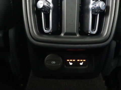 Polestar 2 Long Range Dual Motor Launch Edition 78kWh | Panoramadak | Trekhaak | 360 Camera | Achterbankverwarming | Adaptive cruise | Carplay | Camera | Stoelverwarming | Keyless