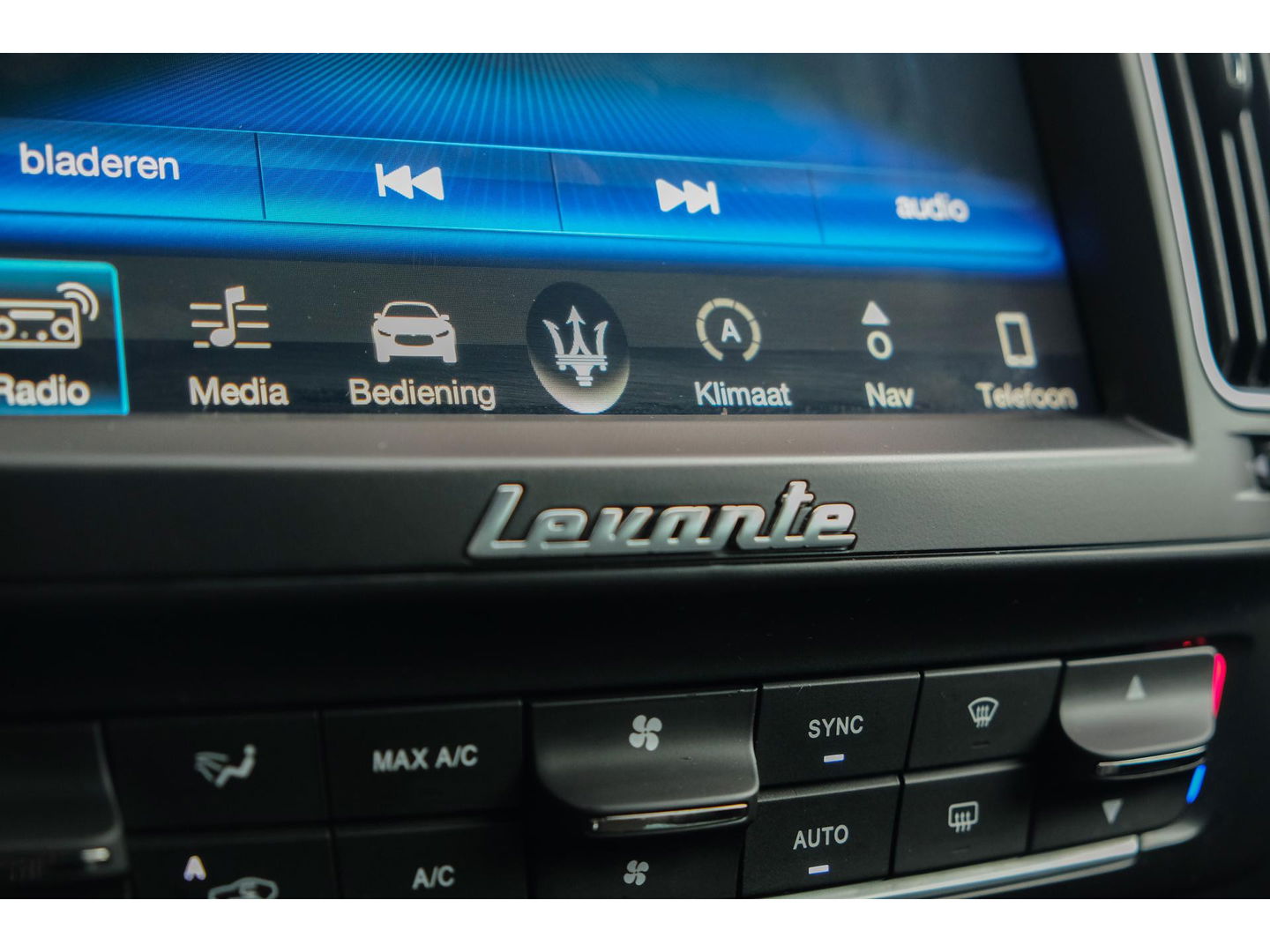 Maserati Levante Gransport 3.0 V6 D 275pk Panoramadak Schaalstoelen VOL!!! Carbon pakket NLauto 21" LMV Stoelkoeling Luchtvering