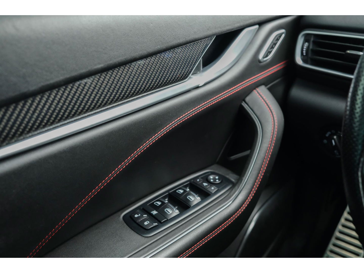 Maserati Levante Gransport 3.0 V6 D 275pk Panoramadak Schaalstoelen VOL!!! Carbon pakket NLauto 21" LMV Stoelkoeling Luchtvering