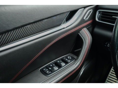 Maserati Levante Gransport 3.0 V6 D 275pk Panoramadak Schaalstoelen VOL!!! Carbon pakket NLauto 21" LMV Stoelkoeling Luchtvering