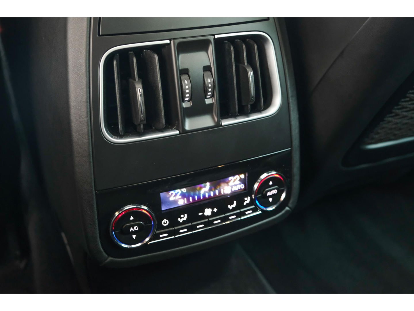 Maserati Levante Gransport 3.0 V6 D 275pk Panoramadak Schaalstoelen VOL!!! Carbon pakket NLauto 21" LMV Stoelkoeling Luchtvering