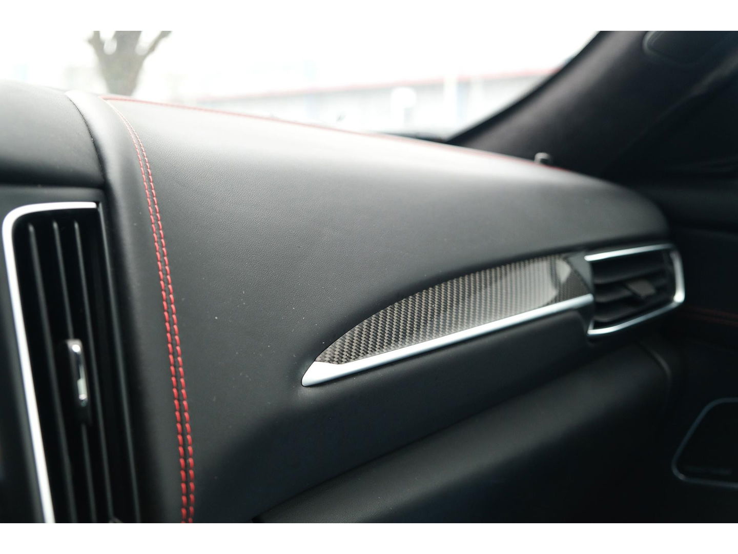 Maserati Levante Gransport 3.0 V6 D 275pk Panoramadak Schaalstoelen VOL!!! Carbon pakket NLauto 21" LMV Stoelkoeling Luchtvering