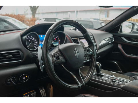 Maserati Levante Gransport 3.0 V6 D 275pk Panoramadak Schaalstoelen VOL!!! Carbon pakket NLauto 21" LMV Stoelkoeling Luchtvering