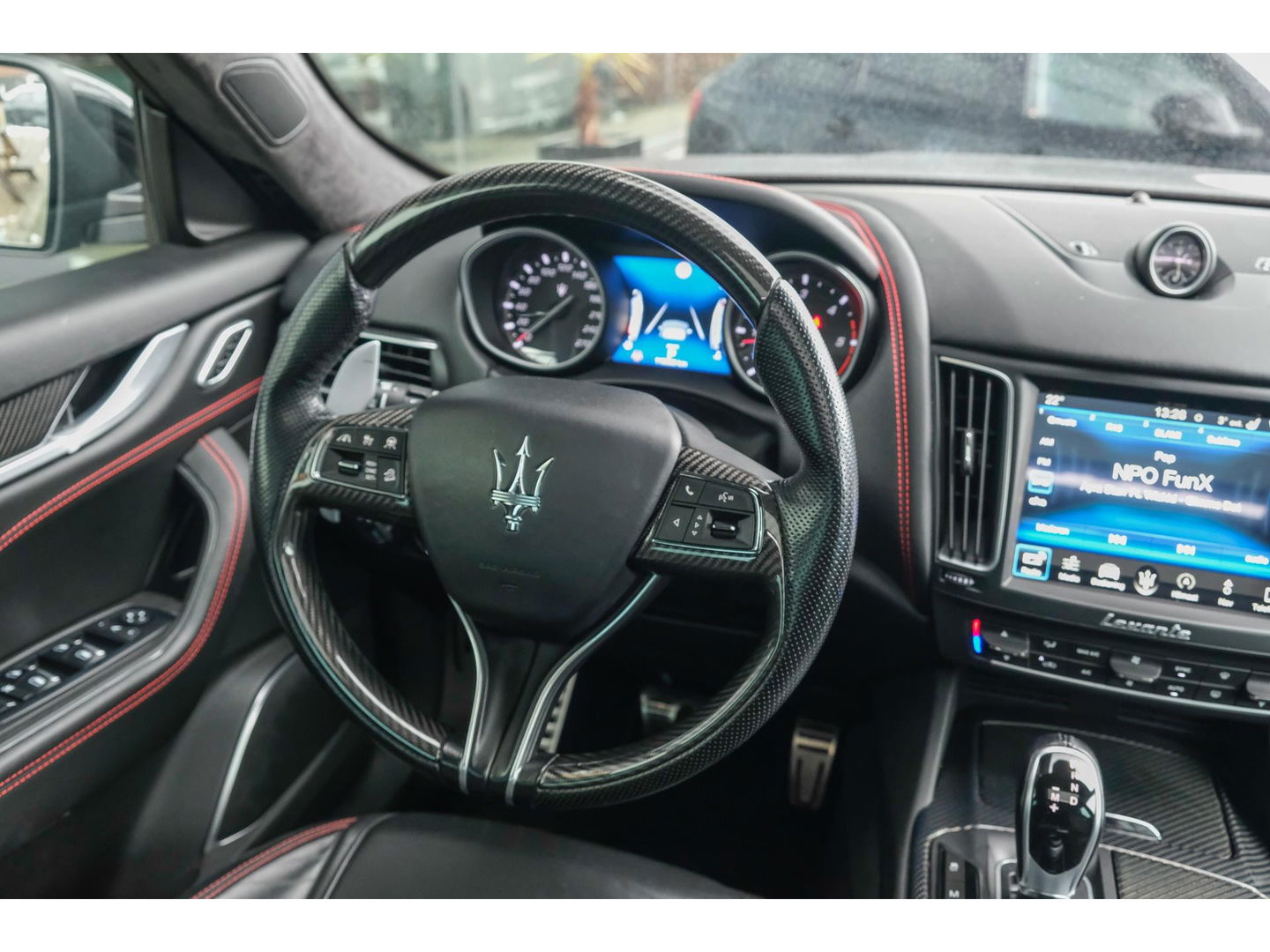 Maserati Levante Gransport 3.0 V6 D 275pk Panoramadak Schaalstoelen VOL!!! Carbon pakket NLauto 21" LMV Stoelkoeling Luchtvering