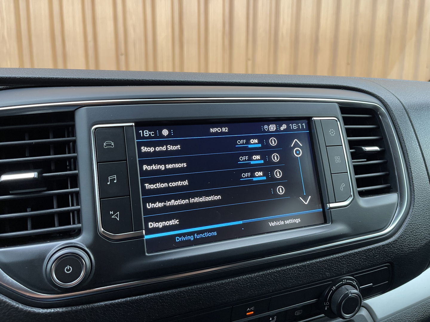 Peugeot Expert Traveller 8P 2.0 BlueHDi 150 Business Long S&S | Cruise Control | Parkeersensoren Achter | Apple Carplay/Android Auto | Navigatie | Airconditioning | Bluetooth |