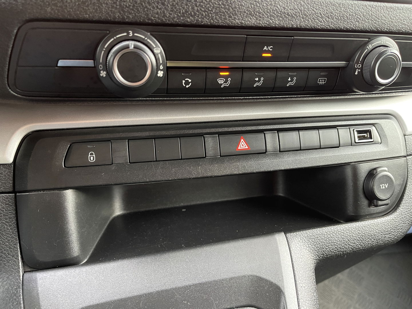 Peugeot Expert Traveller 8P 2.0 BlueHDi 150 Business Long S&S | Cruise Control | Parkeersensoren Achter | Apple Carplay/Android Auto | Navigatie | Airconditioning | Bluetooth |